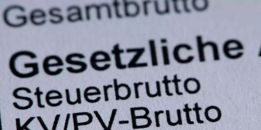 Die Einträge zur Krankenversicherung sind auf einer Gehaltsabrechnung zu sehen. Foto: Jens Büttner/zb/dpa