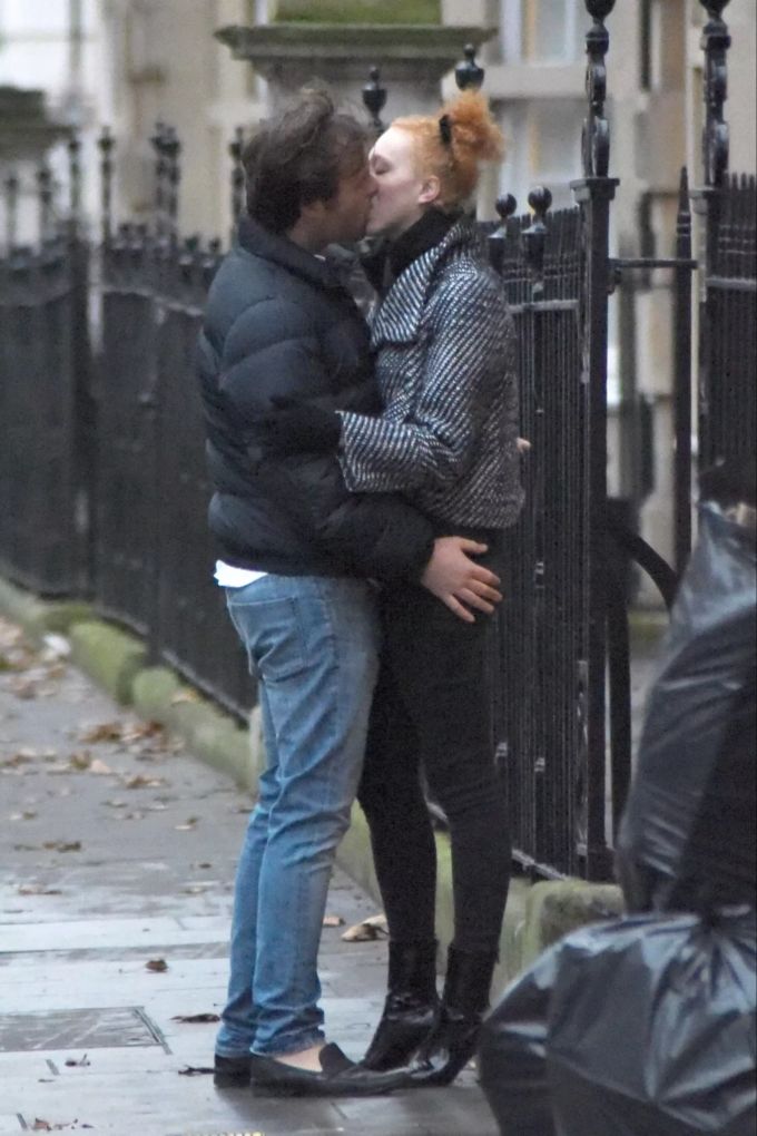 Anna Ermakova und ihr noch unbekannter Schatz küssen sich leidenschaftlich in den Strassen Londons. boris becker