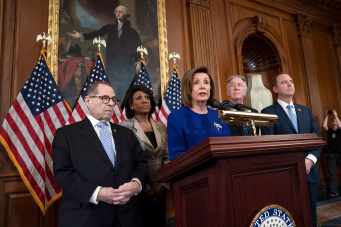 Nancy Pelosi (M), Sprecherin des US-Repräsentantenhauses, spricht bei einer Pressekonferenz. Hinter ihr stehen Jerrold Nadler (l-r), Vorsitzender des Justizausschusses, Maxine Waters, Vorsitzende des Finanzausschusses, Richard Neal, Vorsitzender des Ways-and-Means-Ausschusses, und Adam Schiff, Vorsitzender des Geheimdienstausschusses. Amtsenthebungsverfahren in den USA