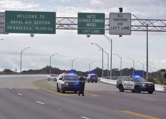 Polizeifahrzeuge blockieren die Zufahrt zur Naval Air Station in Pensacola. Schüsse auf US-Militärstützpunkt