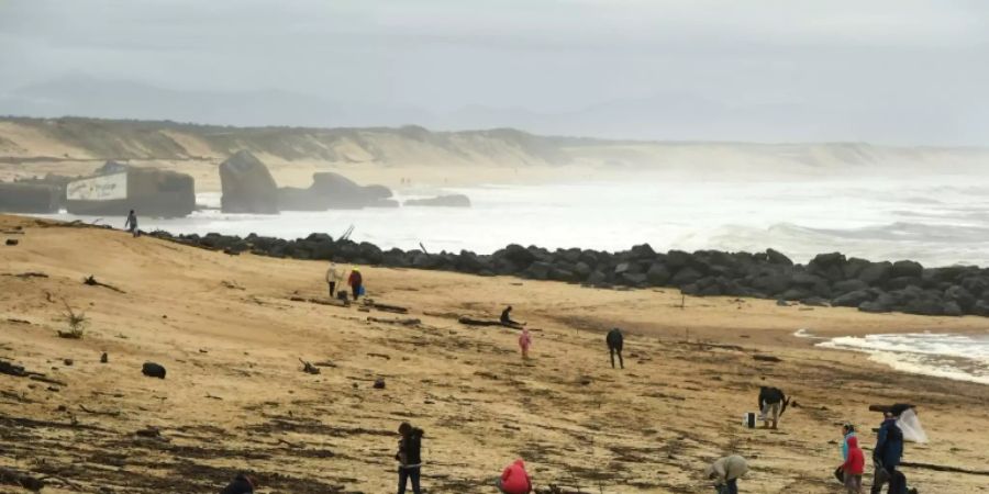 Menschen am Strand von Capbreton in Südwestfrankreich