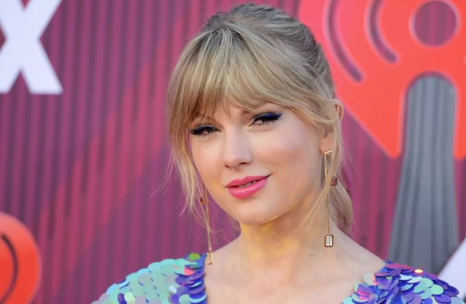 Taylor Swift kommt zur Verleihung der iHeartRadio Music Awards. Taylor Swift lacht über sich selbst