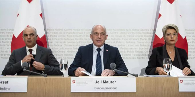 Vergangenen Mai wurde über die Steuer- und AHV-Reform abgestimmt. Bundesräte Alain Berset, Ueli Maurer und Karin Keller-Sutter (v.l.n.r.) standen danach Red und Antwort. ahv-beitragserhöhung
