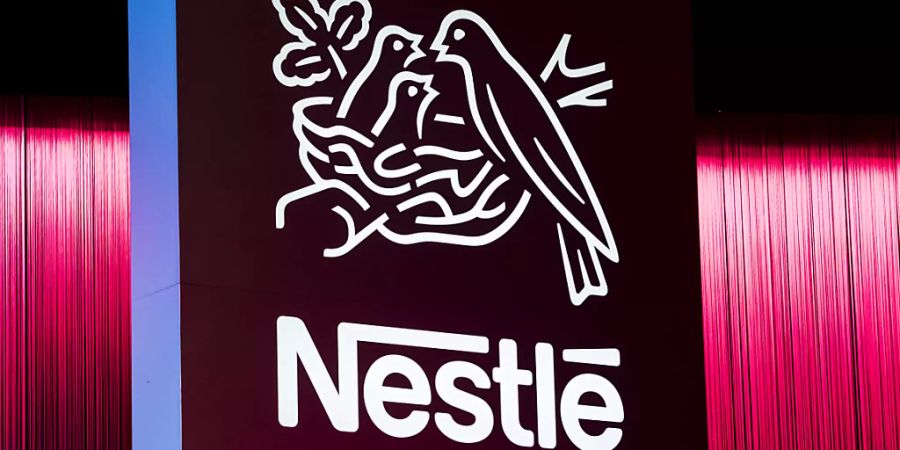 Nestlé führt bezahlte Elternzeit für alle Mitarbeitenden ein. (Archiv)