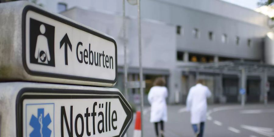 Der Nationalrat will eine Gebühr von 50 Franken für die Notaufnahme in Spitälern einführen. Das soll Patientinnen und Patienten davon abhalten, mit Bagatellen den Notfall aufzusuchen. (Themenbild)