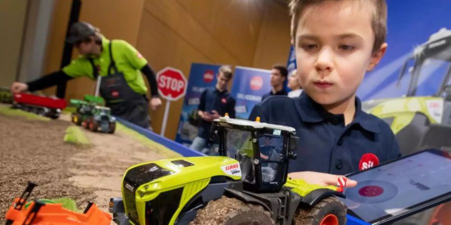 Hochmodern: Dieser Spielzeug-Traktor lässt sich via App und Bluetooth ferngesteuern. Foto: Daniel Karmann/dpa