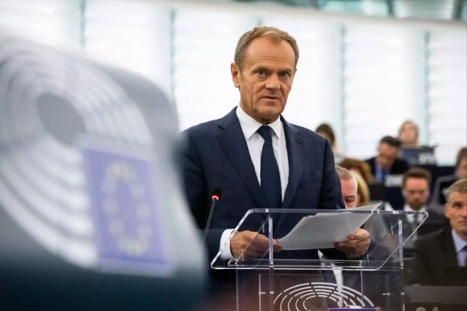 Donald Tusk, Präsident des Europäischen Rates, redet im Europäischen Parlament während der Aussprache zu den Ergebnissen des Treffens der EU-Staats- und Regierungschefs. Bilanz des EU-Gipfels