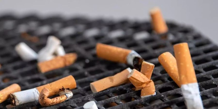 Die Filter von Zigaretten bestehen grossteils aus einem schwer abbaubaren Kunststoff. Foto: Monika Skolimowska/zb/dpa