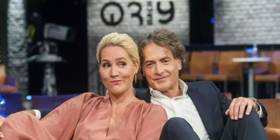 Judith Rakers und Giovanni di Lorenzo versuchen, ihren Gästen bunte Geschichten zu entlocken. Foto: Matthias Hornung/Radio Bremen/dpa