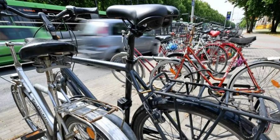 Pläne der Bundesregierung, das Abstellen von Fahrrädern auf Seitenstreifen und am Rand von Fahrbahnen in der Strassenverkehrsordnung zu verbieten, stossen auf Kritik. Foto: Holger Hollemann/dpa