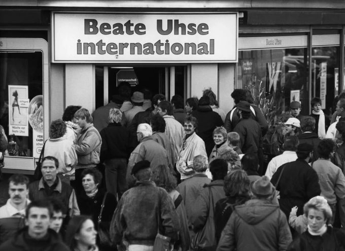 Eine Menschenmenge drängt sich am 20. November 1989 vor einem Beate-Uhse-Sexshop in Westberlin. beate uhse