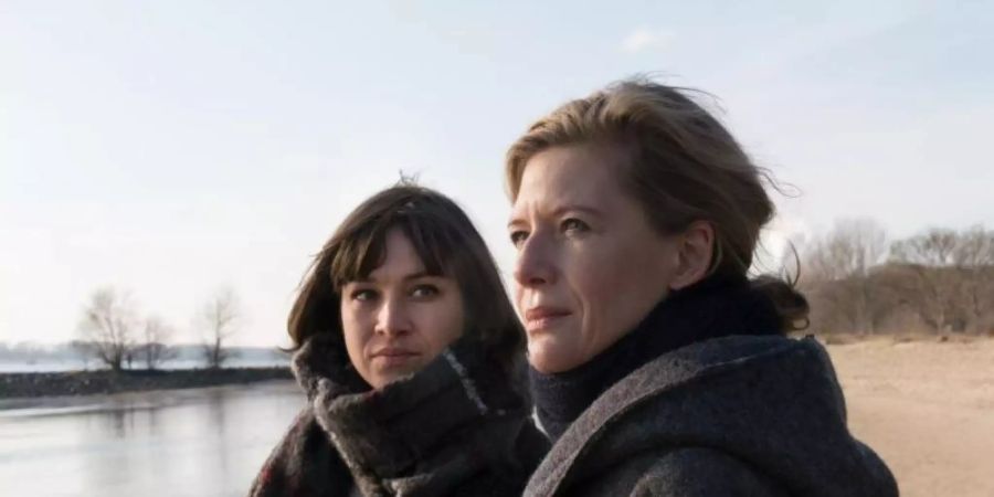 «Der Anfang von etwas» ist Quotensieger. Inga Petersen (Franziska Hartmann) und Anne (Ina Weisse, r) waren dabei. Foto: Georges Pauly/ZDF/dpa