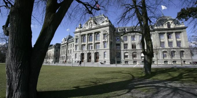 Wegen Hamas-Tweets - Druck auf Institutsleiterin der Uni Bern steigt