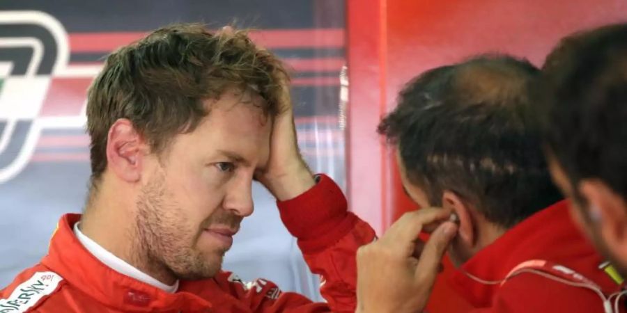 Musste sich beim Training in Sotschi wieder seinem Teamkollegen geschlagen geben: Ferrari-Pilot Sebastian Vettel (l). Foto: Luca Bruno