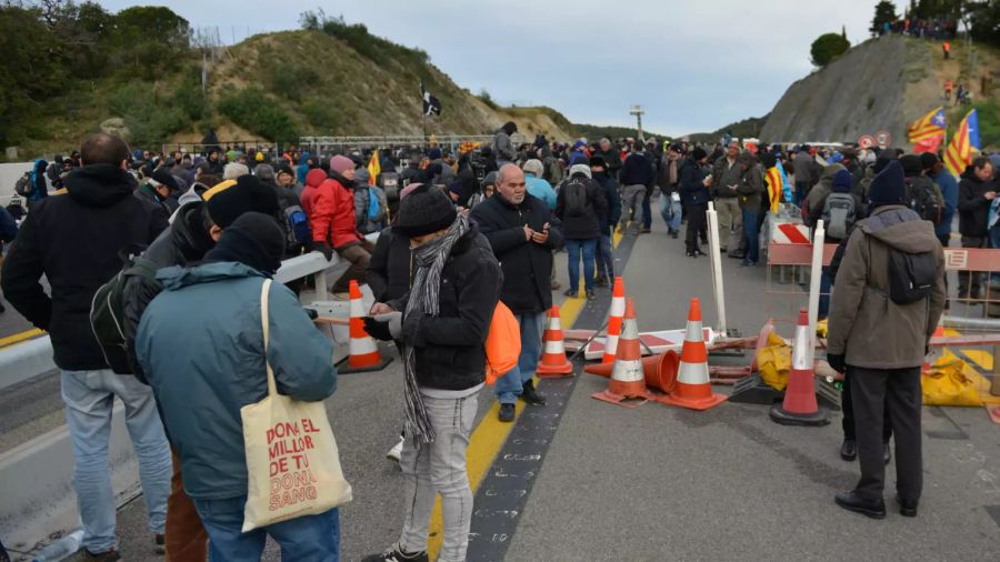 Hunderte Befürworter der Unabhängigkeit Kataloniens kamen, um die Autobahn zu blockieren.