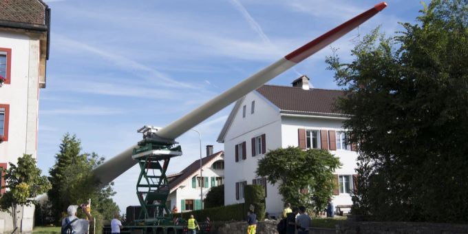Ein Lastwagen transportiert ein Rotorblatt für eine Windkraftanlage während des Repowerings eines Teils des BKW-Windparks am 3. August 2016 in La Ferrière im Juragebirge. (Symbolbild) Windrakftanlage Mindestabstand Luzern