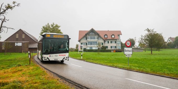 Busdurchfahrt in Bettwil. Busdurchfahrt in Bettwil.
