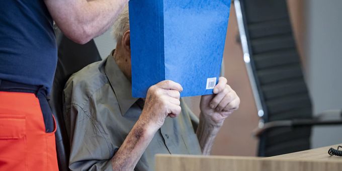 dpatopbilder - Der 101-jährige Angeklagte ist wegen Beihilfe zum Mord zu fünf Jahren Haft verurteilt worden. Foto: Fabian Sommer/dpa dpatopbilder - Der 101-jährige Angeklagte ist wegen Beihilfe zum Mord zu fünf Jahren Haft verurteilt worden. Foto: Fabian Sommer/dpa