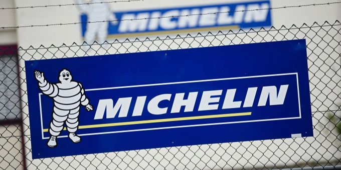 Vor dem Michelin-Werk in Hallstadt ist ein Banner mit dem Firmenlogo an einem Zaun zu sehen. Vor dem Michelin-Werk in Hallstadt ist ein Banner mit dem Firmenlogo an einem Zaun zu sehen.