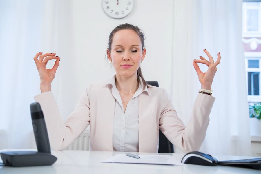 Frau Büro Meditation Om