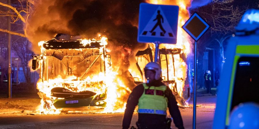 In Malmö stand in der Nacht ein Bus in Flammen, nachdem Unbekannte ein brennendes Objekt auf das Fahrzeug warfen.