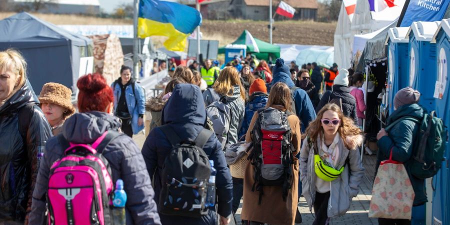 Geflüchtete aus der Ukraine am Grenzübergang in Medyka in Südpolen.