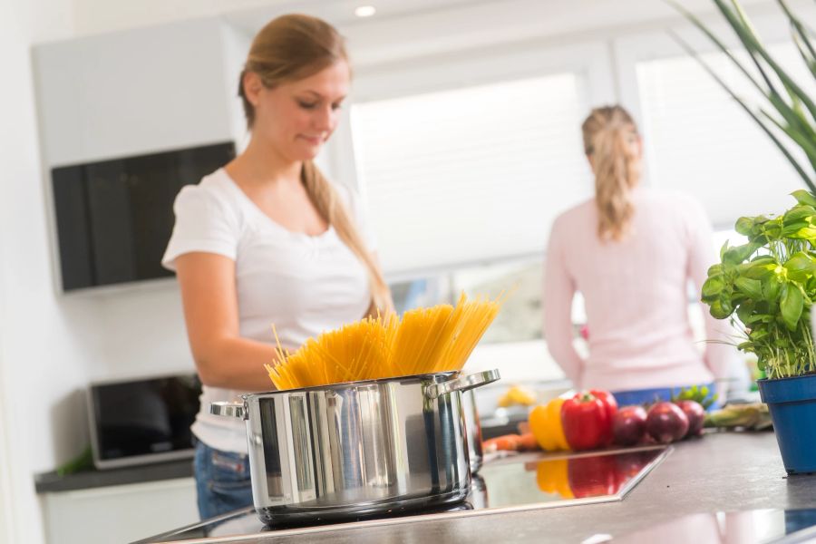 Küche Frau Kochtopf Metall Spaghetti Pasta