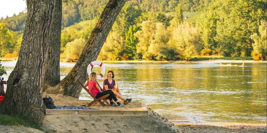 Zwei Frauen am Rhein