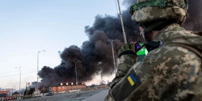 Frau verzweifelt - Ukraine-Journalist zieht heimlich in den Krieg