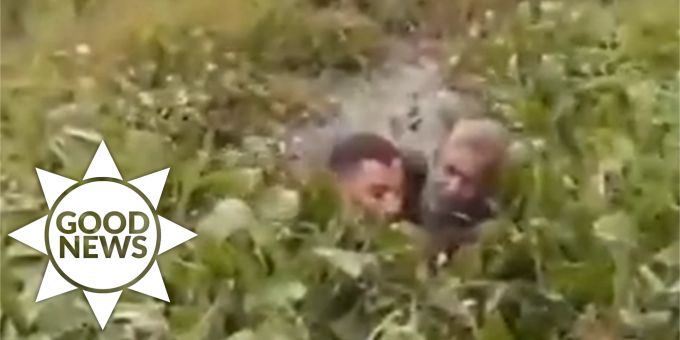 Good News - Im Video: Indischer Polizist rettet Mann aus tiefem Sumpf