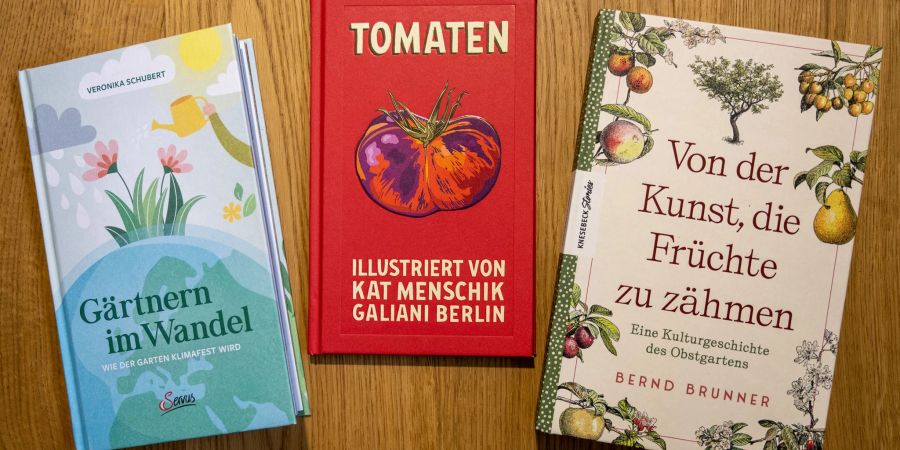 Drei Neuerscheinungen zum Thema Garten: Veronika Schubert mit «Gärtnern im Wandel», Kat Menschik («Tomaten»)  und Bernd Brunner mit «Von der Kunst, die Früchte zu zähmen».