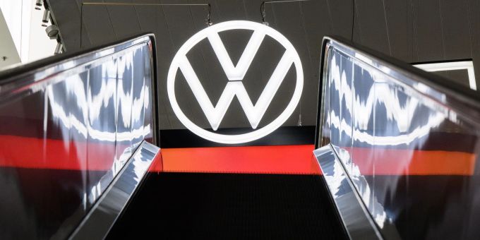 Ein Volkswagen-Logo zu sehen am Stammwerk des Autobauers in Wolfsburg. Ein Volkswagen-Logo zu sehen am Stammwerk des Autobauers in Wolfsburg.