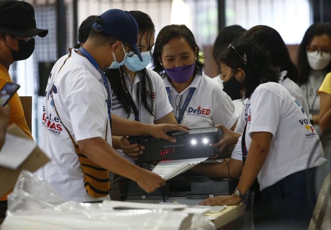 Bereits vor Sonnenaufgang standen Menschen vor Grundschulen und anderen Wahllokalen auf dem Archipel Schlange, um ihre Stimme abzugeben. National election in the Philippines