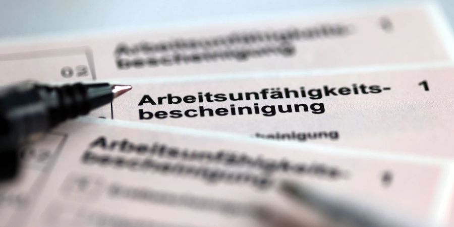 Laut einer Auswertung der DAK gab es zuletzt mehr Krankschreibungen im Job als im Vergleichszeitraum ein Jahr zuvor.