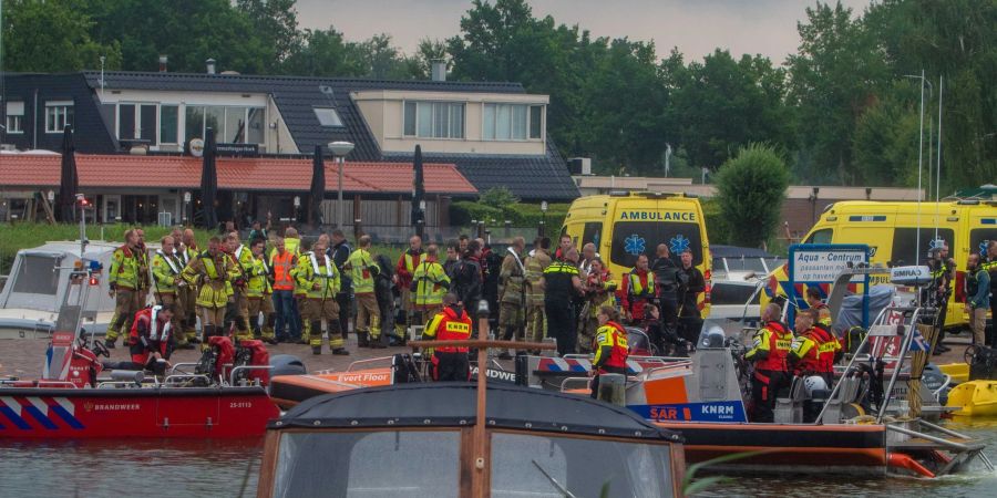 Mehrere Not- und Rettungsdienste sind im Einsatz, nachdem eine deutsche Familie beim Kanufahren auf dem Veluwemeer verunglückt war.