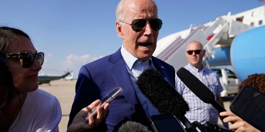 US-Präsident Joe Biden spricht auf der Andrews Air Force Base mit Medienvertretern.