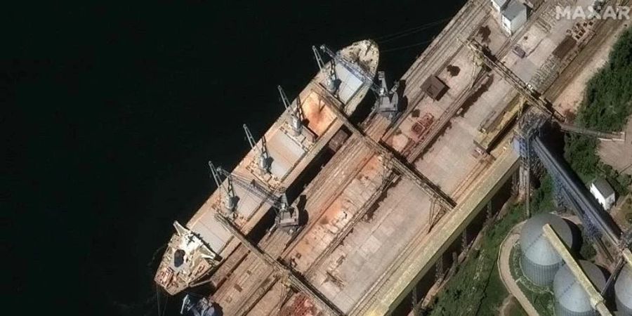 Ein Frachtschiff, mit hoher Wahrscheinlichkeit die «Matros Posynitsch», wird im Hafen von Sewastopol am 19. Mai mit Getreide beladen.