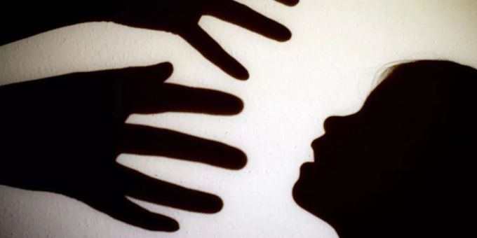 Sexueller Missbrauch: Die Untersuchung fand Hinweise gegen eine ehemalige Lehrperson und einen ehemaligen Präsidenten. (Symbolbild) sexueller missbrauch