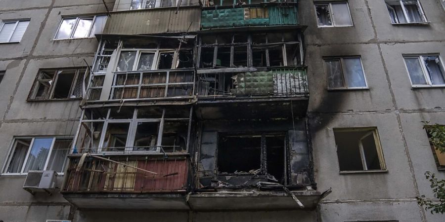 Ein beschädigtes Wohnhaus nach einem Raketenangriff in der Stadt Kramatorsk. Foto: Nariman El-Mofty/AP/dpa