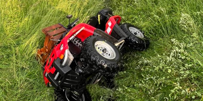 Quad landet bei Selbstunfall in Bachbett. Flums SG