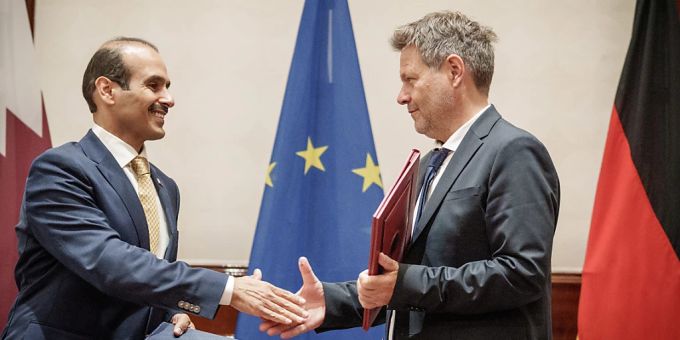 dpatopbilder - Der Staatsminister für Energie in Katar, Saad Sherida Al-Kaabi (l), steht neben dem deutschen Bundesminister für Wirtschaft und Klimaschutz, Robert Habeck, bei der Unterzeichnung einer katarisch-deutschen Energiepartnerschaft. Die beiden Staaten haben am Freitag die Zusammenarbeit besiegelt. Foto: Michael Kappeler/dpa dpatopbilder - Der Staatsminister für Energie in Katar, Saad Sherida Al-Kaabi (l), steht neben dem deutschen Bundesminister für Wirtschaft und Klimaschutz, Robert Habeck, bei der Unterzeichnung einer katarisch-deutschen Energiepartnerschaft. Die beiden Staaten haben am Freitag die Zusammenarbeit besiegelt. Foto: Michael Kappeler/dpa