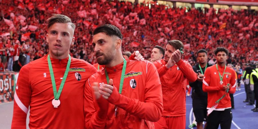 Verdientes Lob: Trotz der Niederlage werden Ermedin Demirovic (l) und Vincenzo Grifo nach dem Pokal-Endspiel von den Freiburg-Fans gefeiert.