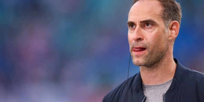 Oliver Mintzlaff, Geschäftsführer von RB Leipzig, radelte 188 Kilometer von Leipzig nach Berlin. Oliver Mintzlaff, Geschäftsführer von RB Leipzig, radelte 188 Kilometer von Leipzig nach Berlin.