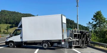 Verkehrsunfall auf Autobahn A2 - Anhänger blockiert Autobahn