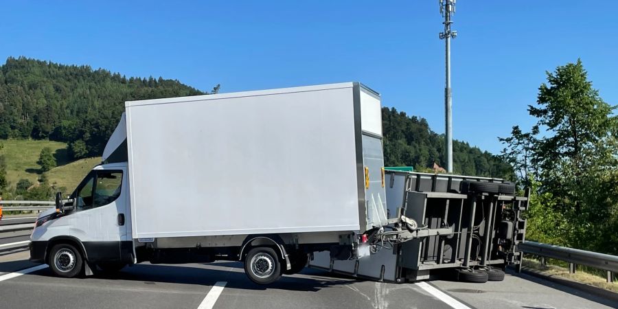 Verkehrsunfall auf Autobahn A2 - Anhänger blockiert Autobahn