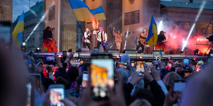 Auch die ukrainischen ESC-Gewinner Kalush Orchestra traten bei der Wohltätigkeits-Veranstaltung "Save Ukraine - #StopWar" in Berlin auf. Auch die ukrainischen ESC-Gewinner Kalush Orchestra traten bei der Wohltätigkeits-Veranstaltung "Save Ukraine - #StopWar" in Berlin auf.