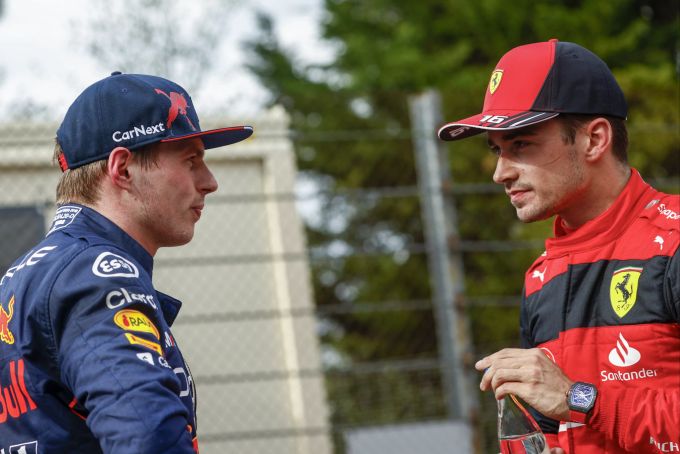 Max Verstappen von Red Bull Racing im Gespräch mit Charles Leclerc von Ferrari beim Imola-GP der Formel 1. red bull racing