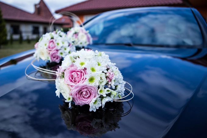 Wer Schmuck am fremden Auto anbringen will, bespricht das am besten mit dem Besitzer. Blumen Buquet Auto Lack schwarz Front