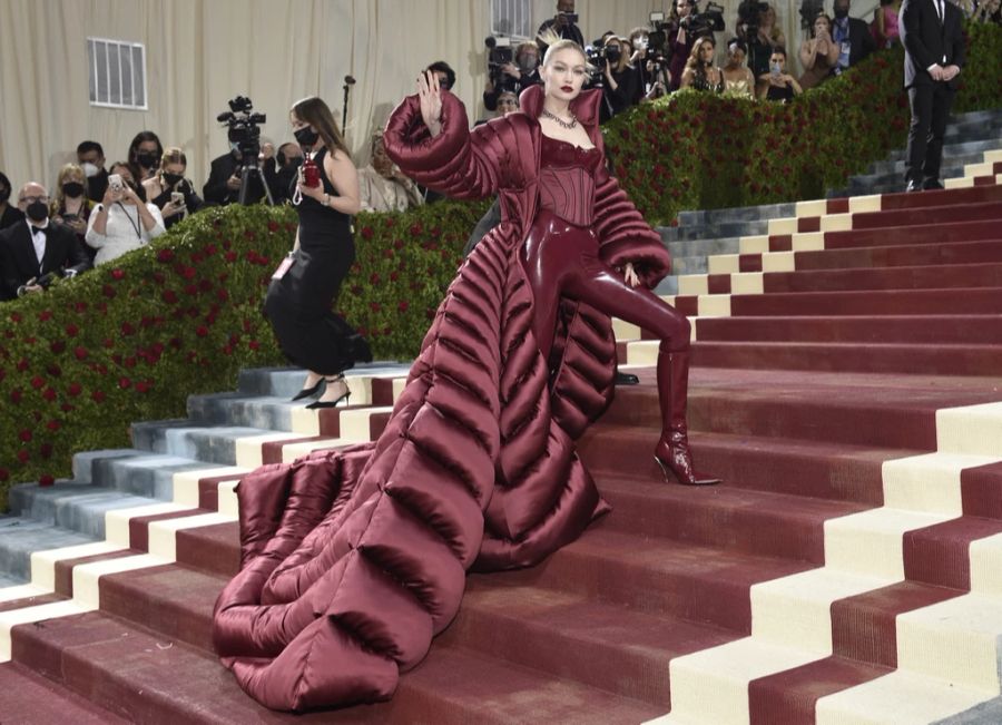 Gigi Hadid präsentiert ihr Outfit an der Met Gala 2022 in New York.