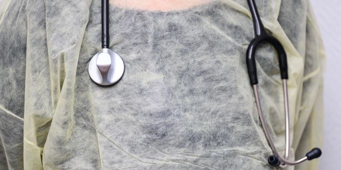 In ganz Europa stellen Kinderärzte Fälle von akuter Hepatitis bei Kinder fest. Gibt es einen Zusammenhang zu einer Corona-Erkrankung? (Robert Michael/dpa-Zentralbild/dpa) hepatitis